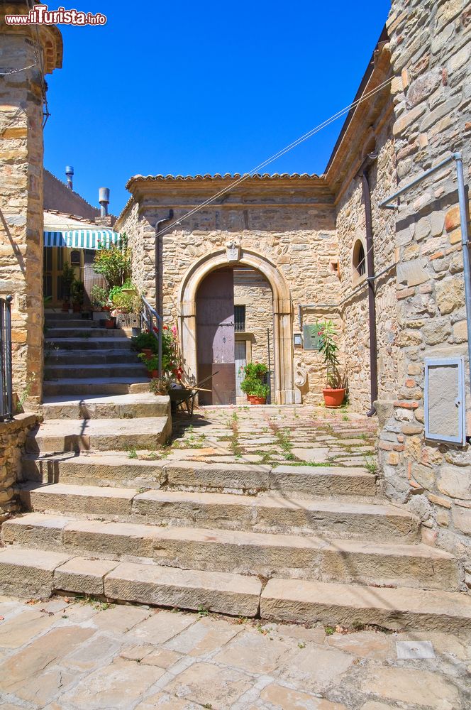 Immagine Scalini in salita fra le case del centro di Guardia Perticara, Basilicata.