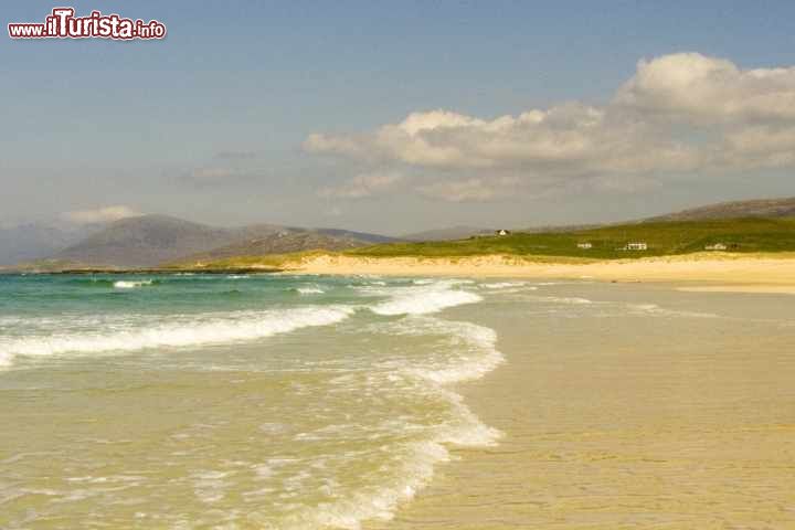 Immagine Scarista Beach a Lewis and Harris, Scozia - Considerata una delle spiagge più belle di quest'isola delle Ebridi Esterne, Scarista Beach ha sabbia color oro ed è lambita da acque limpide decisamente atipiche per questa area d'Europa © Kristofer Keane / Shutterstock.com