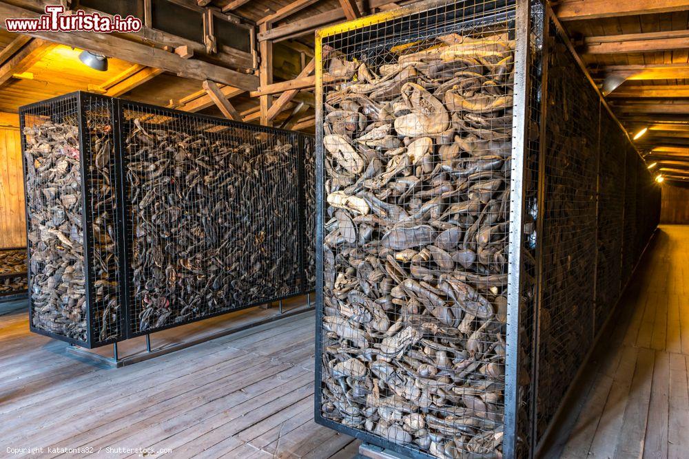 Immagine Scarpe dei prigionieri nel museo del campo di concentramento Majdanek a Lublino, Polonia. Conosciuta anche come KL Lublin, è una località a 4 chilometri a est di Lublino: dal settembre 1941 i nazisti lo utilizzarono come campo per i prigionieri di guerra. Si stima che qui abbiano perso la vita quasi 80 mila persone  - © katatonia82 / Shutterstock.com