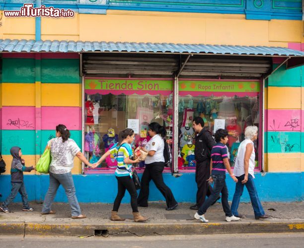 Immagine Una tipica scena di strada a San José, Costa Rica. Lo scorcio fotografico di una giornata tradizionale nella capitale con la gente che passeggia per le strade  - © Daniel Korzeniewski / Shutterstock.com