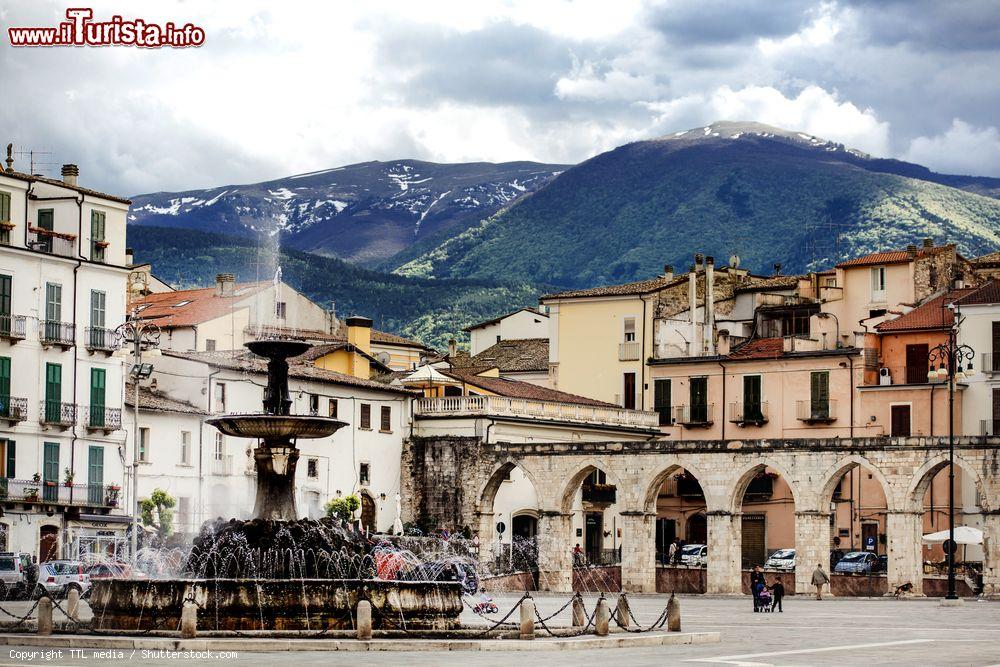 Immagine Scena di vita quotidiana in Piazza Garibaldi a Sulmona, Abruzzo, al calar del sole - © TTL media / Shutterstock.com