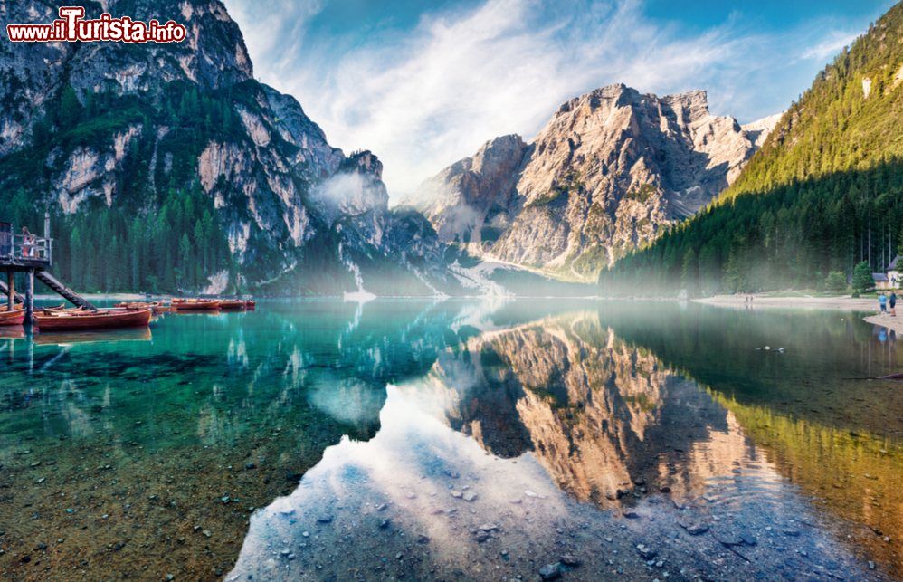 Immagine Scenario incantato mattutino al lago di Braies in Alto Adige