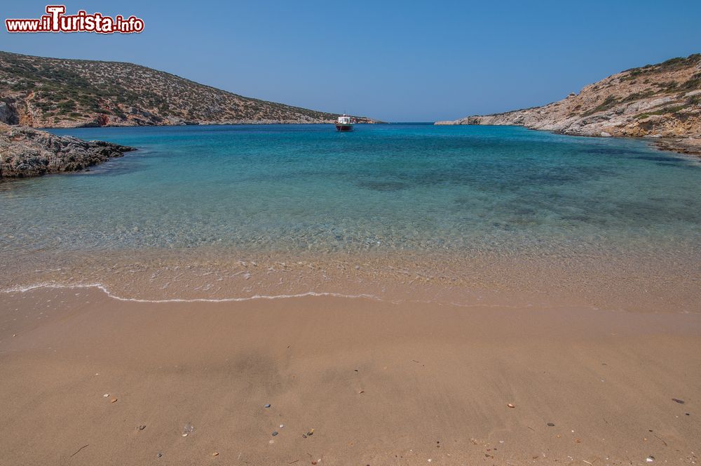 Immagine Schinoussa (Grecia) con un tratto di spiaggia lambita dall'Egeo.