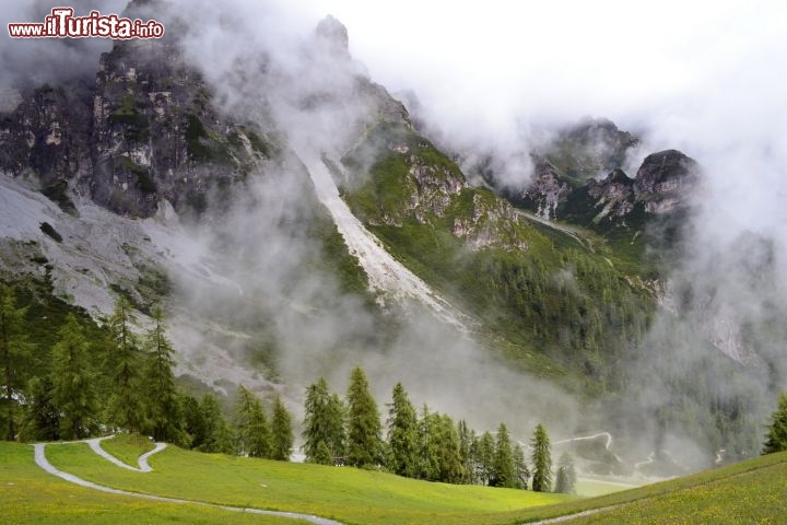 Immagine Il tortuoso ma curatssimo sentiero che conduce alla Schlickeralm, nel comprensorio dello Schlick 2000, scende da un'altitudine di 2136 metri s.l.m. ad una quota di 1643 metri s.l.m.