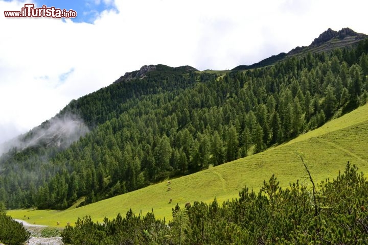 Immagine Schlick 2000, Tirolo: il tempo può cambiare repentinamente nelle giornate sullo Schlick 2000 ed in tutta la Valle dello Stubai. Le nuvole, aprendosi, creano giochi di luce e colore in continua evoluzione.