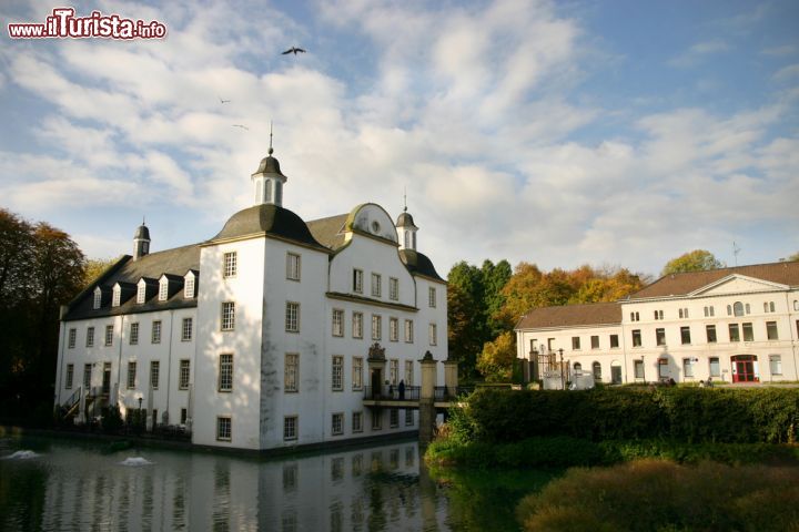 Immagine Schloss Borbeck a Essen, Germania - Risalente al 1360, questo suggestivo castello ha un bellissimo parco verde e riflette la sua elegante immagine nelle acque circostanti. Residenza estiva della principessa e priora di Essen, Borbeck ha assunto la sua attuale forma barocca nel XVIII° secolo © Camilo Torres / Shutterstock.com