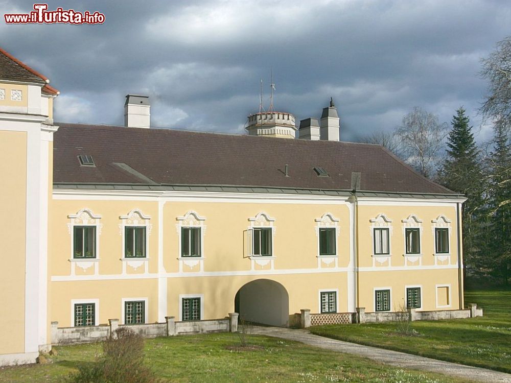 Immagine Schloss Linsberg il castello a Bad Erlach in Austria (Niedersterreich) - © Steindy, CC BY-SA 3.0, Wikipedia