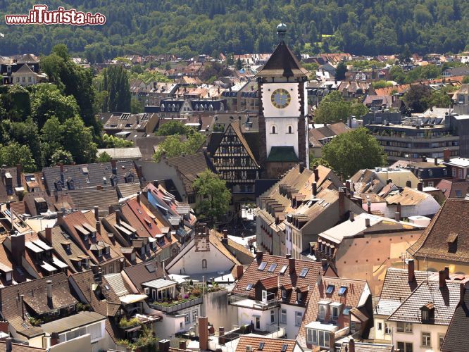 Immagine Una foto di Friburgo in Bresgovia (Germania), dove si può riconoscere la Schwabentor, già parte delle antiche fortificazioni cittadine - foto © Lars Kastilan / Shutterstock.com
