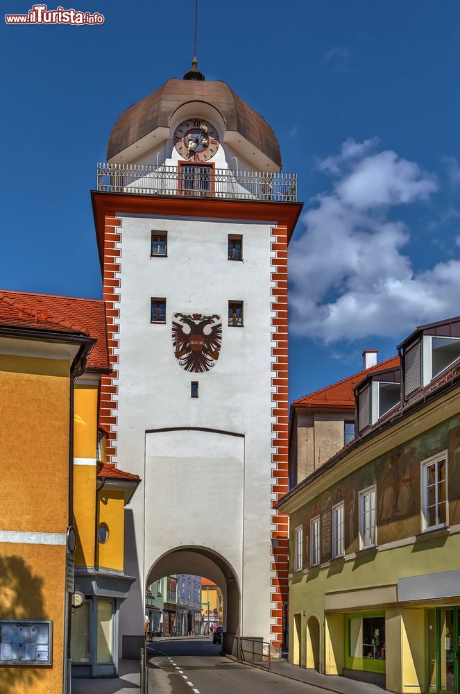 Immagine Panorama su Schwammerlturm (la torre a fungo) a Leoben, Austria. E' una delle storiche porte d'accesso alla cittadina della Stiria.