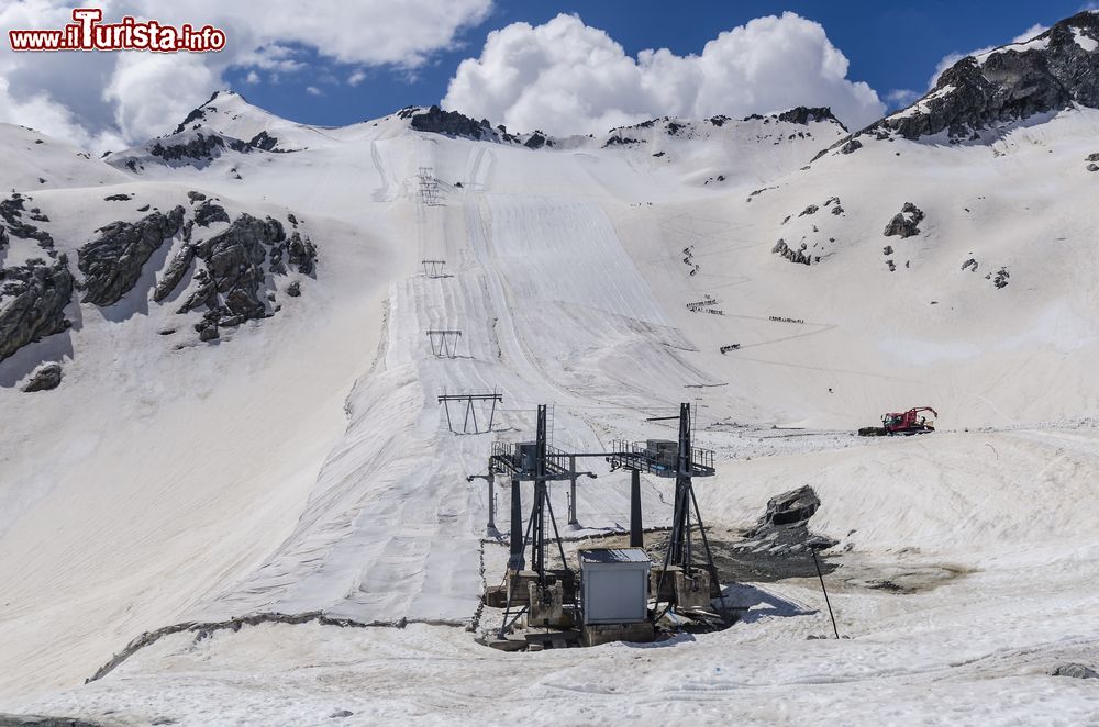 Immagine Sci estivo sul ghiacciaio del Presena, Passo del Tonale, Lombardia/Trentino Alto Adige. Questo ghiacciaio fa parte del Gruppo della Presanella e si trova circa 4 chilometri a sud del Passo del Tonale.