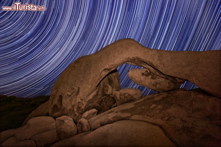 Immagine Scia di stelle nei cieli del Parco Nazionale Joshua Tree, California. Dal 1936 è monumento nazionale e dal 1994 parco nazionale quando il Congresso degli Stati Uniti d'America ha approvato il California Desert Protection Act per tutelare il deserto californiano - © 141747511 / Shutterstock.com