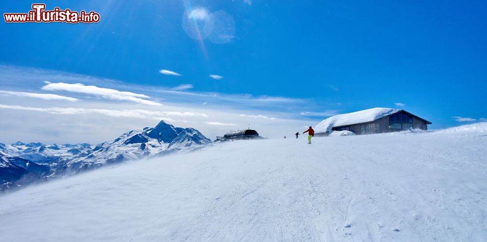 Immagine Sciare al San Bernardo Pass nei pressi di La Thuile e La Rosiere, Francia. Siamo nel dipartimento della Savoia, nella regione Rodano-Alpi.