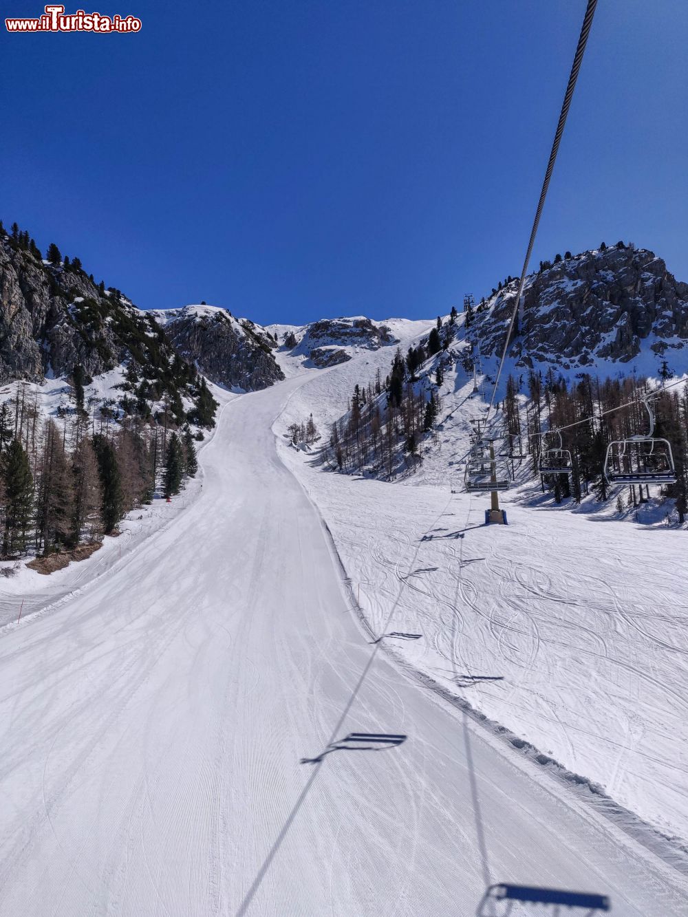 Immagine Sciare  nel Canalone Franchetti nelle dolomiti di Cortina d'Ampezzo in Veneto  - © OMNIA Relations / Martina De Biasi