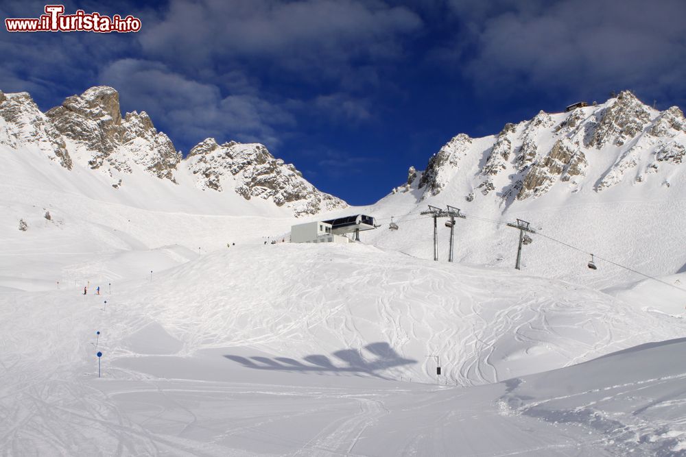 Immagine Sciare sulle montagne intorno a Sankt Anton, nella regione Arlberg in Austria