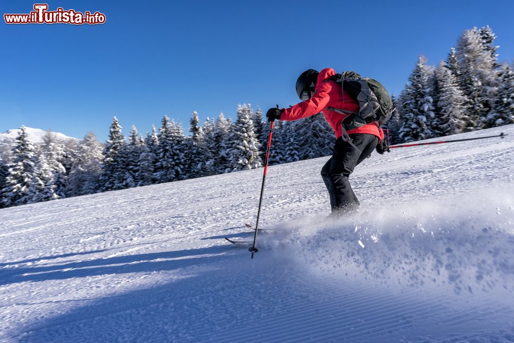 Immagine Sciare sulle piste del comprensorio sciistico di Folgaria in Trentino: la località si raggiunge facilmente dalla Valle dell'Agide salendo verso est da Rovereto