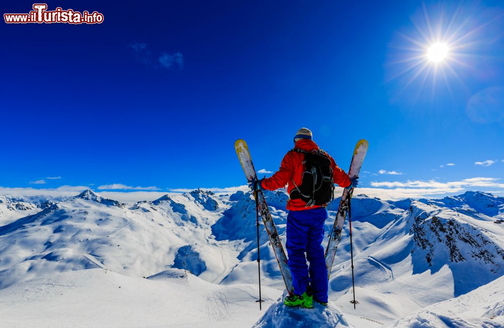 Immagine Uno sciatore ammira il suggestivo panorama delle montagne francesi sulle piste di Meribel (Savoia).