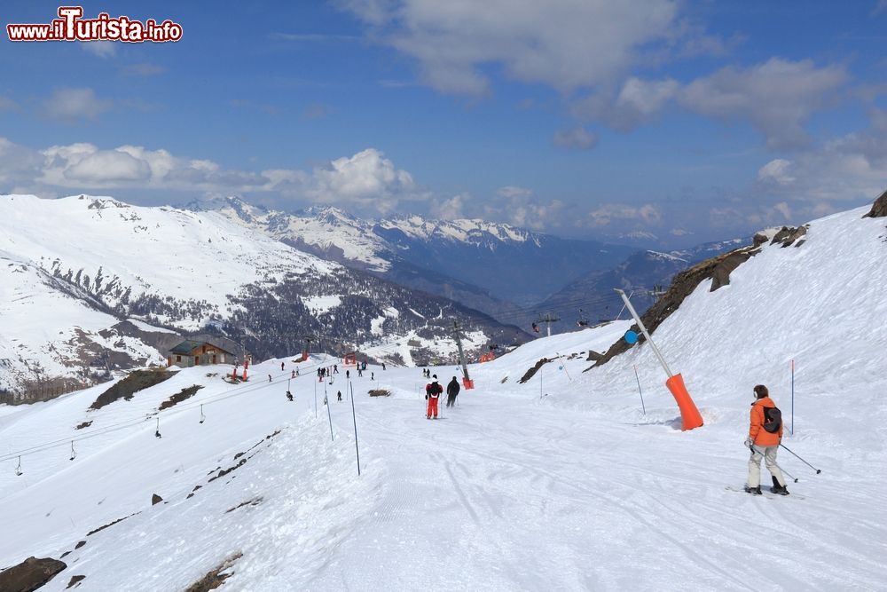 Immagine Sciatori a Valloire in inverno, Alpi francesi. Nell'insieme ci sono circa 150 km di piste e 34 impianti di risalita.