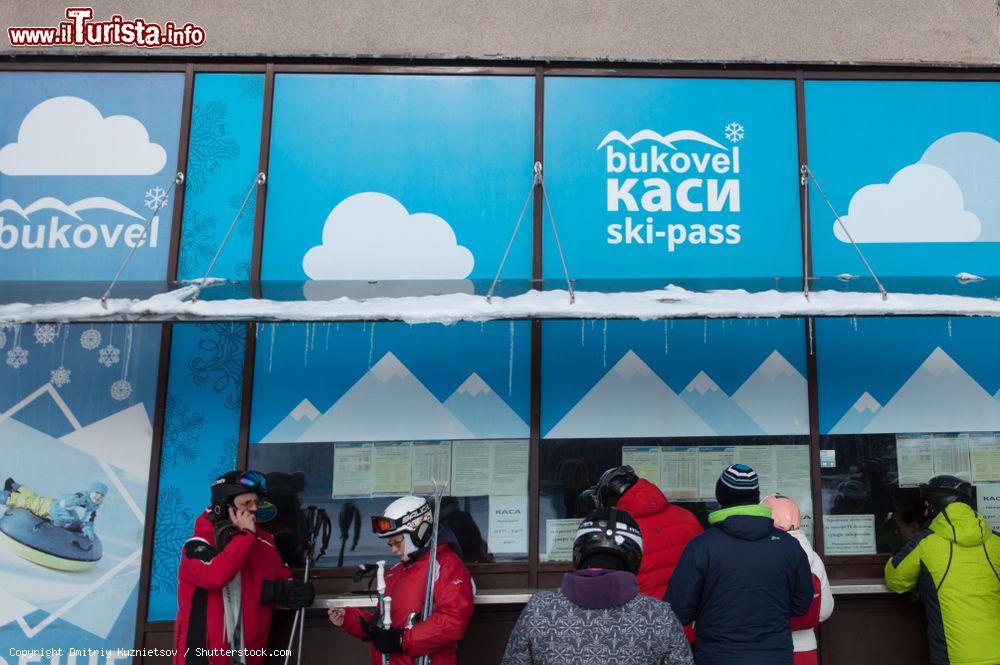 Immagine Sciatori acquistano gli skipass in biglietteria a Bukovel, Ucraina - © Dmitriy Kuznietsov / Shutterstock.com