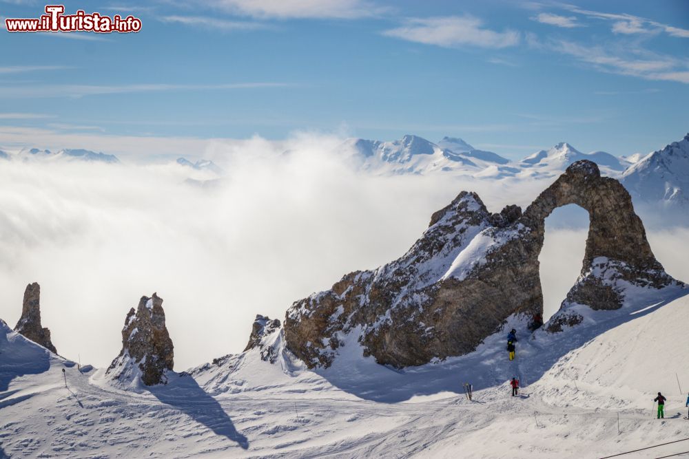 Immagine Sciatori camminano nel comprensorio sciistico di Espace Killy a Tignes, Francia. Questo resort è intitolato al campione francese Jean-Claude Killy e comprende circa 300 km di piste.