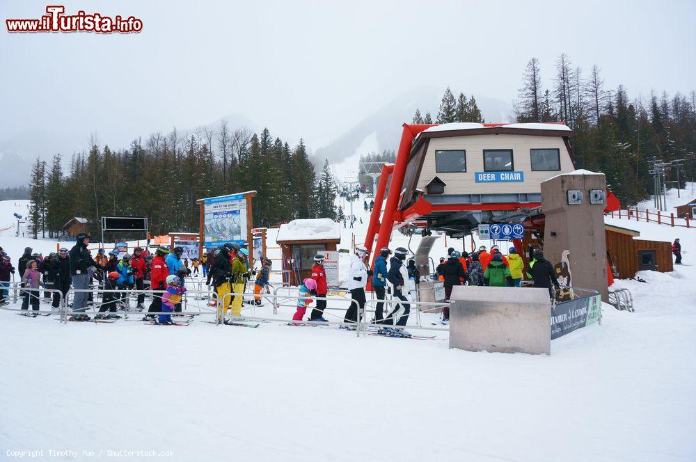 Immagine Sciatori in attesa del loro turno sulla seggiovia a Fernie, Canada - © Timothy Yue / Shutterstock.com