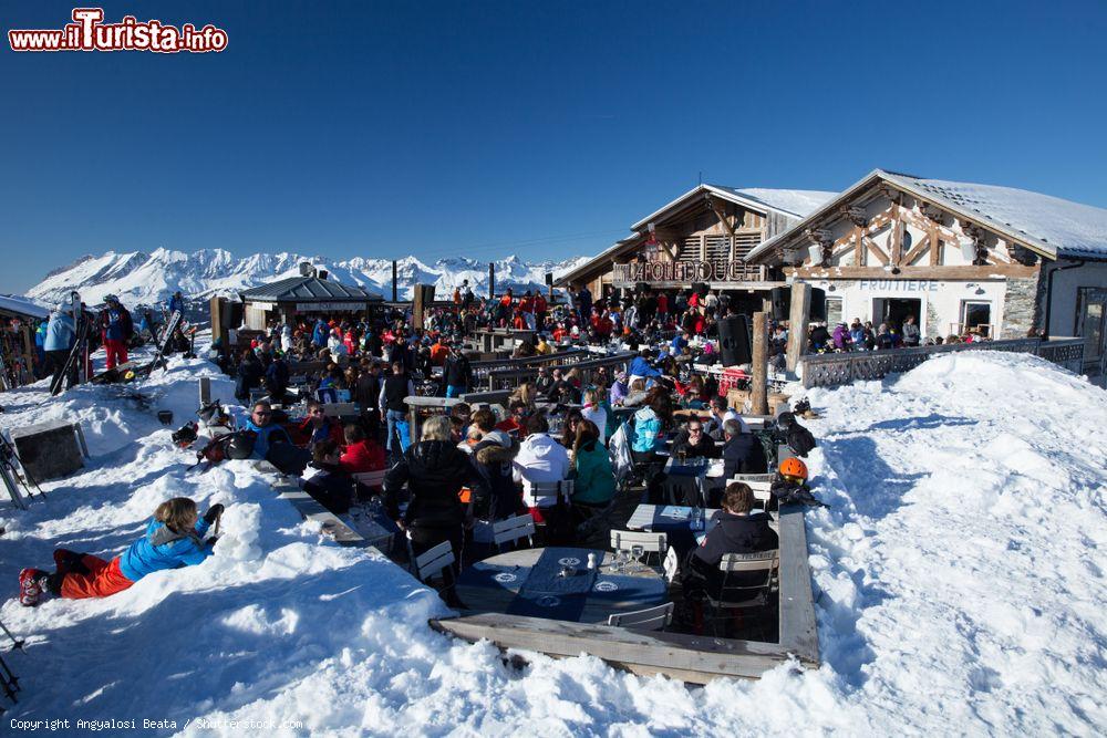 Immagine Sciatori in relax alla baita e ristorante sulle piste di Saint-Gervais-les-Bains, Alta Savoia, Francia - © Angyalosi Beata / Shutterstock.com