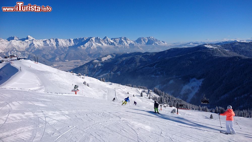 Immagine Sciatori lungo le piste dello ski resort di Saalbach-Hinterglemm a Leogang (Austria).