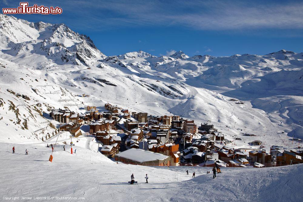 Immagine Sciatori nel comprensorio sciistico di Val Thorens, Francia: con i suoi 600 km di piste è uno dei più grandi al mondo - © Jerome LABOUYRIE / Shutterstock.com