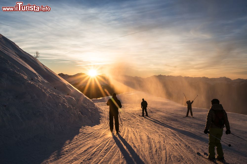 Immagine Sciatori su una pista di Les Arcs, a Bourg Saint Maurice, al calar del sole (Savoia, Francia).