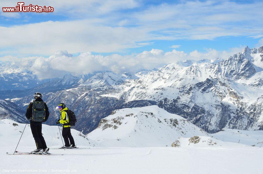 Immagine Sciatori sulle piste da sci di Valtournenche in Valle d'Aosta - © Ovchinnikova Irina / Shutterstock.com