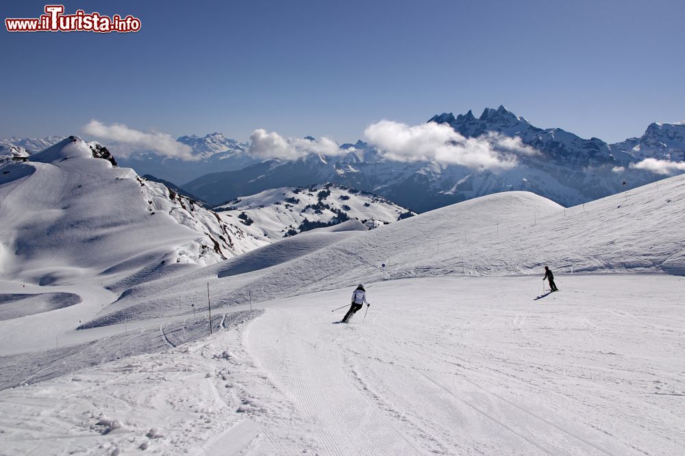 Immagine Sciatori sulle piste di Avoriaz nel comprensorio di Portes du Soleil, Francia. Sullo sfondo, le Alpi svizzere.