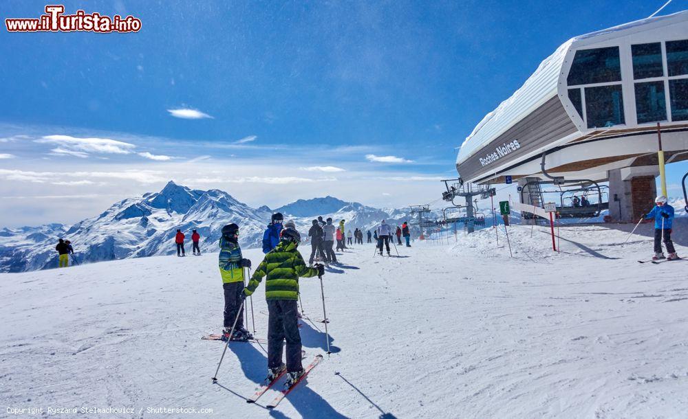 Immagine Sciatori sulle piste di La Rosiere, Francia, in una giornata invernale di sole - © Ryszard Stelmachowicz / Shutterstock.com