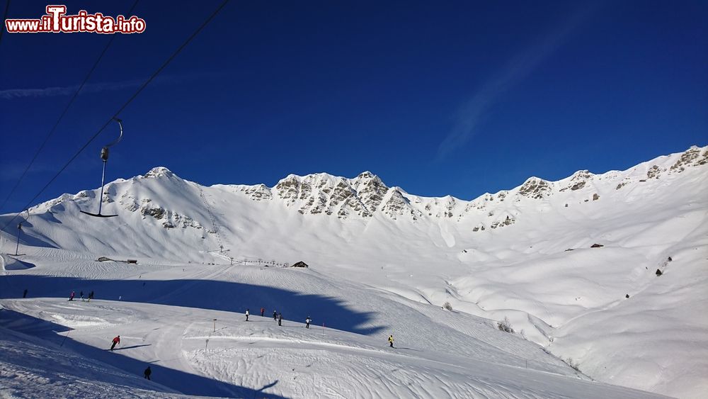 Immagine Sciatori sulle piste di Les Crosets, Val d'Illiez, Svizzera. E' il resort a più alta quota fra quelli sul lato svizzero del Portes du Soleil.