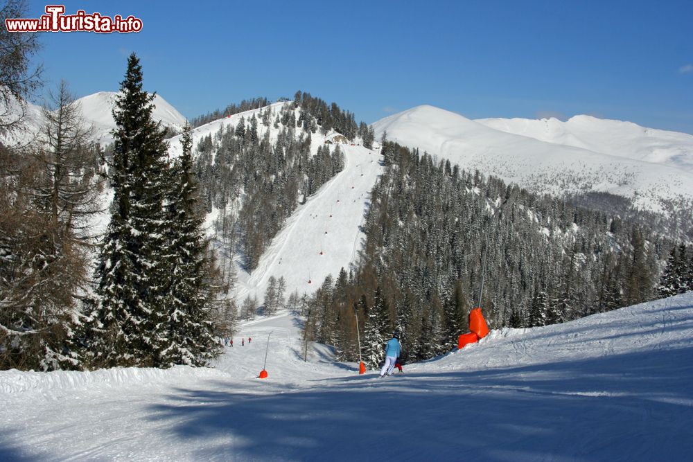 Immagine Sciatori sulle piste di St. Oswald - Bad Kleinkircheim, Austria. Qui ci sono 180 km da percorrere con gli sci e 32 impianti di risalita.