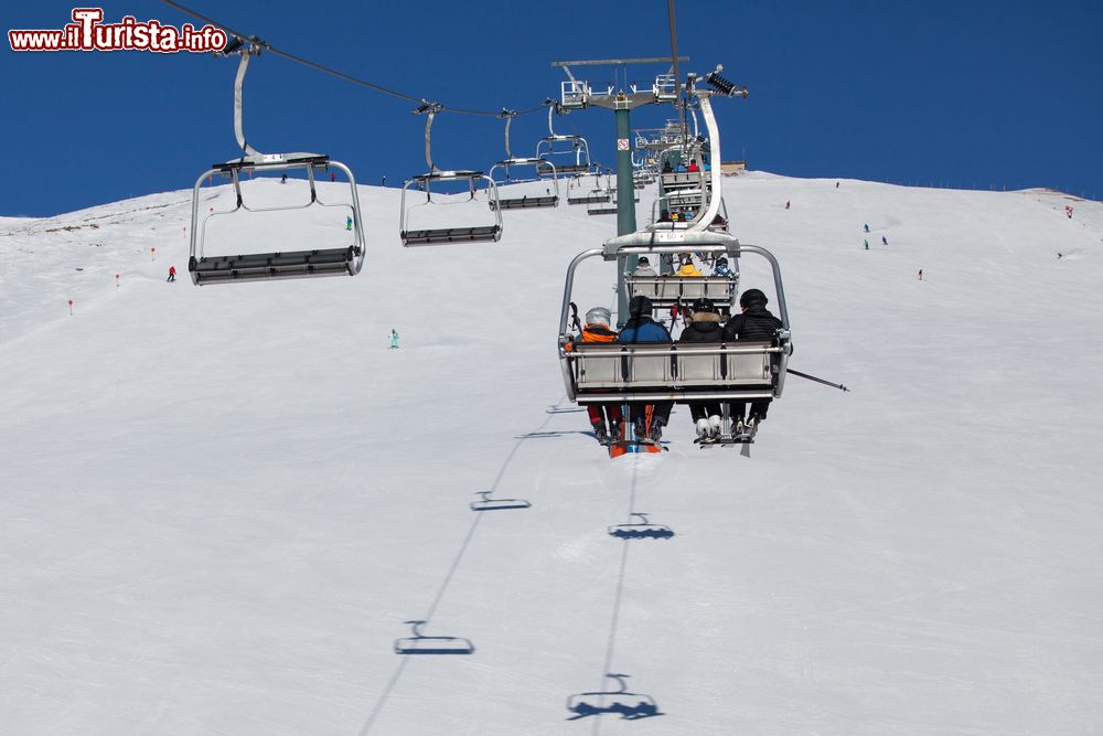 Immagine Sciatori sullo skilift nelle Dolomiti, Santa Cristina in Val Gardena (Trentino Alto Adge).