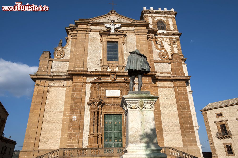 Immagine Scicli, Sicilia: la facciata della chiesa di San Matteo che domina la citta dalla cima di un colle 