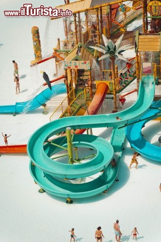 Immagine Scivoli a Mirabeach, la spiaggia di Mirabilandia, Emilia Romagna, Italia. Giochi e scivoli per una divertente giornata nel parco acquatico di Mirabilandia dove si può respirare un'atmosfera assolutamente in stile caraibico
