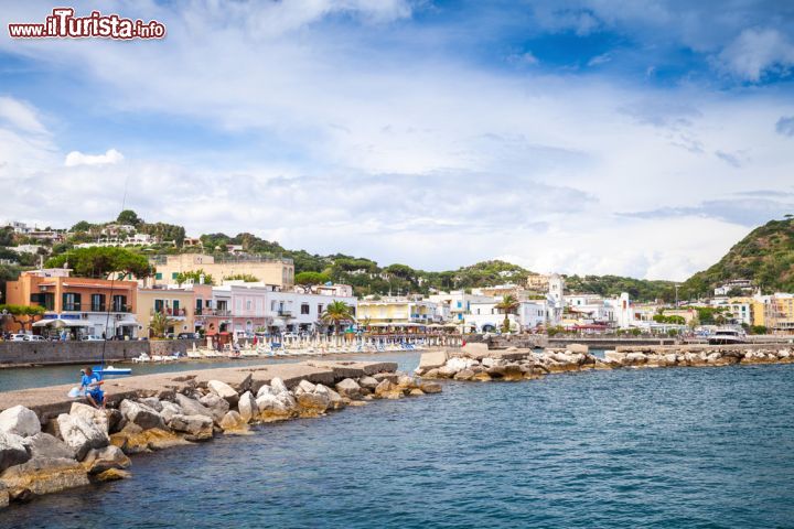 Immagine Scogli a protezione della spiaggia di Lacco Ameno, Ischia - © Eugene Sergeev / Shutterstock.com