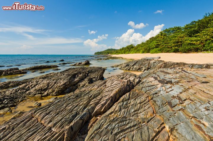 Immagine Scogli e sabbia a Koh Lanta, Thailandia - Finissima sabbia bianca e scogli dalle forme più bizzarre per le spiagge di Koh Lanta, nel mare delle Andamane © Mart Koppel / Shutterstock.com
