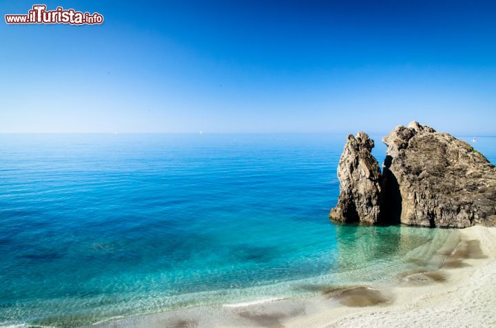 Immagine Scogli e spiaggia a Monterosso al Mare, Liguria, Italia - Le acque limpide e cristalline del Mar Ligure lambiscono il litorale di Monterosso dove spiaggia e scogliera sono perfetta cornice di questo angolo delle Cinque Terre © Fausto Lanzetti / Shutterstock.com