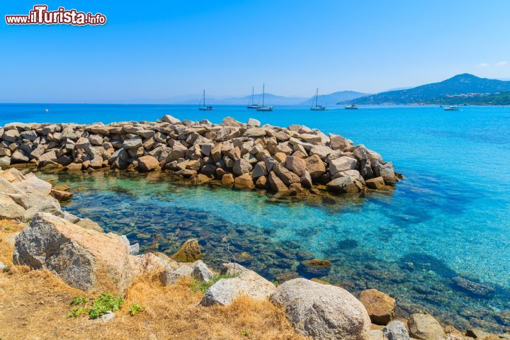 Immagine Scogli nei pressi del porto di Ile-Rousse in Corsica