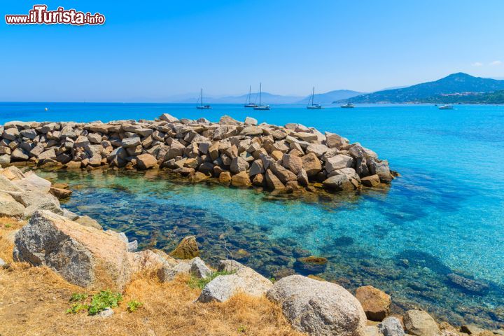 Immagine Scogli nei pressi del porto di Ile-Rousse in Corsica