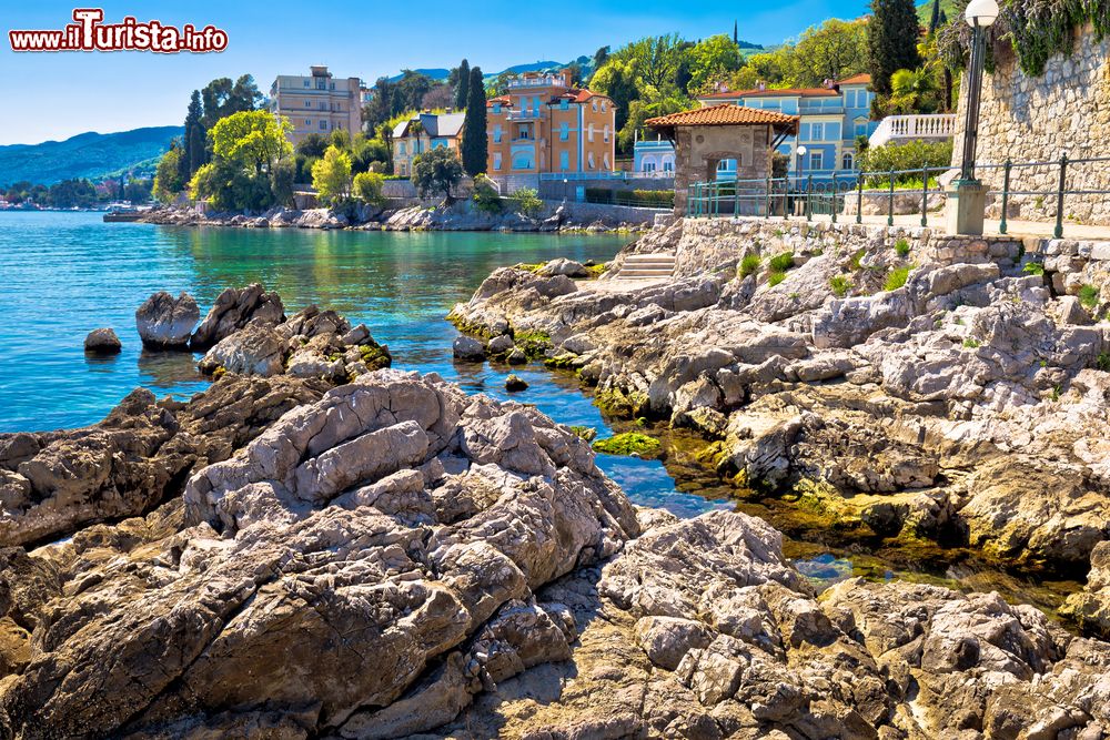 Immagine Scogli presso il lungomare di Opatija (Abbazia), cittadina di 12.000 abitanti affacciata sul Golfo del Quarnero (Croazia).