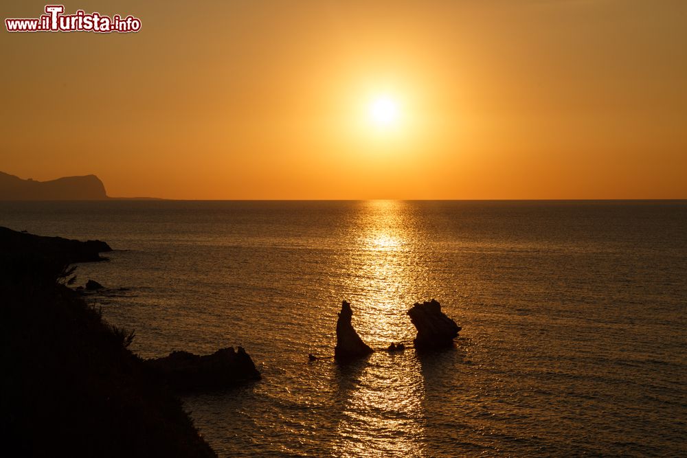 Immagine Scogli sul mare di Balestrate, al tramonto in Sicilia, costa nord