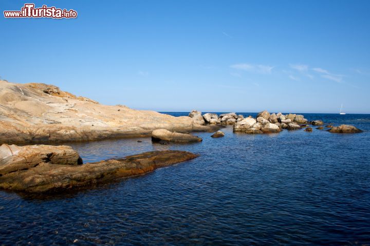 Immagine Scogli sulla costa occidentale dell'Isola del Giglio, non lontano da Campese - © Fabrizio Gattuso / Shutterstock.com