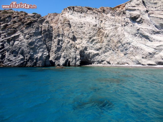 Immagine Scogliera sull'isola di Paros, Cicladi: il litorale offre insenature, baie, spiagge sabbiose e strutture rocciose che affacciano sulle acque del Mar Egeo - © ValEs1989 / Shutterstock.com