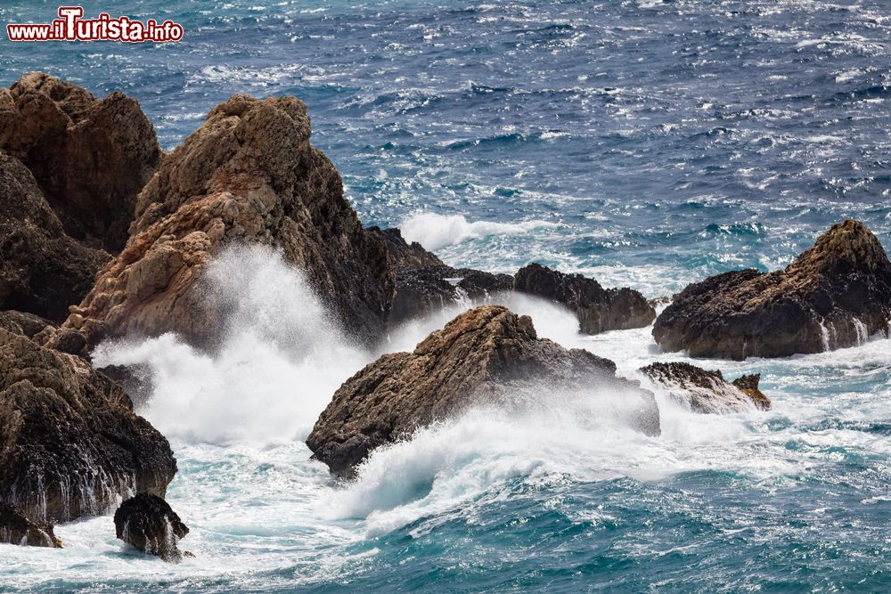 Immagine Scogliera rocciosa nell'area di Siggiewi, isola di Malta, Mar Mediterraneo.