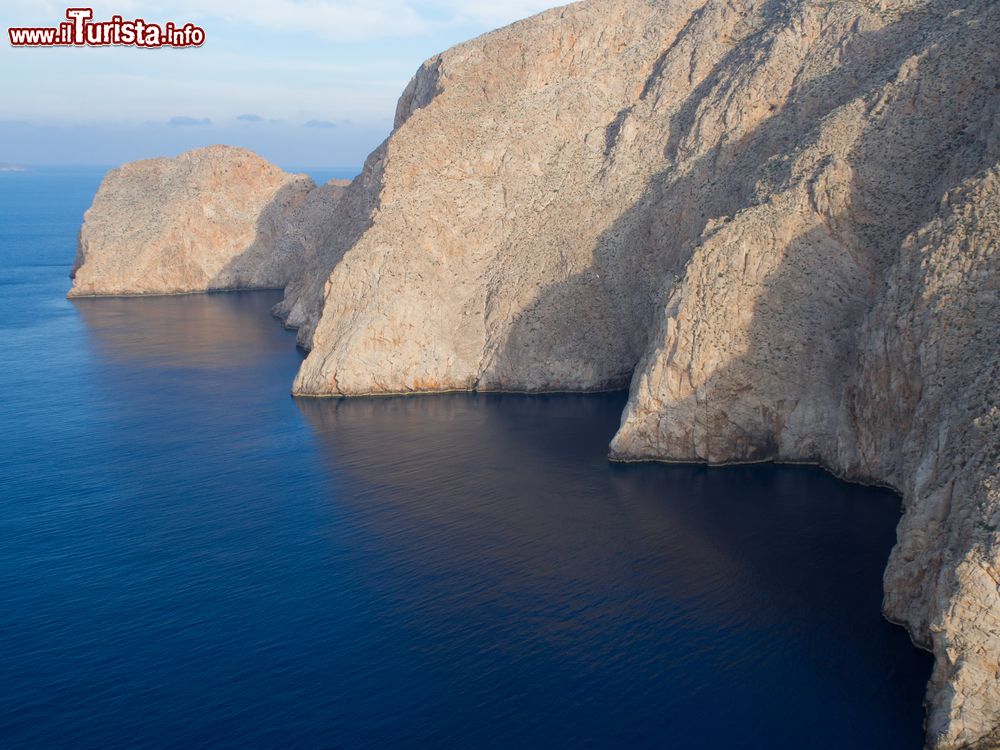 Immagine Le scogliere dell'isola di Tilos, Grecia. Un tratto di costa incontanimata vista dall'alto.