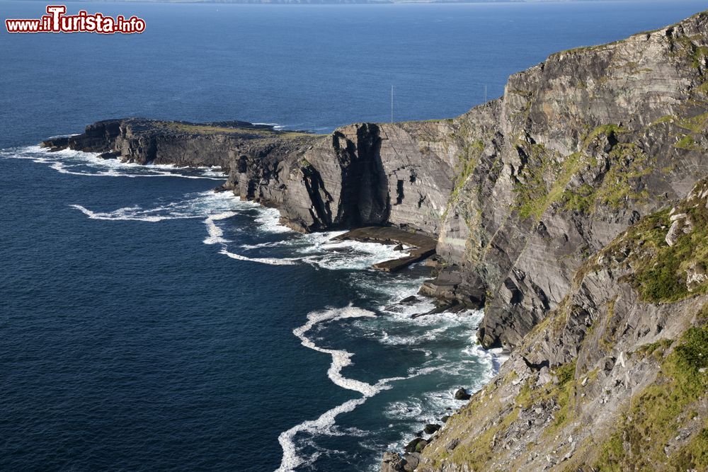Immagine Le scogliere di Fogher a Valentia Island, Irlanda. Una bella fotografia di questo lembo di territorio a picco sull'oceano.