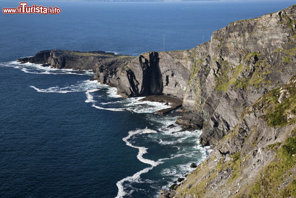 Immagine Le scogliere di Fogher a Valentia Island, Irlanda. Una bella fotografia di questo lembo di territorio a picco sull'oceano.