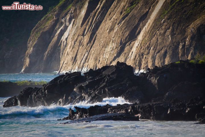 Immagine Conosciute anche con il nome di Arcipelago di Colombo, le Isole Galapagos sono di origine vulcanica, e grazie alla loro posizione defilate non sono mai state abitate dall'uomo, per lo meno fino al momento della loro scoperta, nella prima metà del 16° secolo. Il nome fu dato dalla scoperta delle sue giganti testuggini marine, e quindi ad esse fu dato il nome di insulæ de los Galopegos, le "isole delle tartarughe", che tutt'ora portano oggi - © Fotos593 / Shutterstock.com